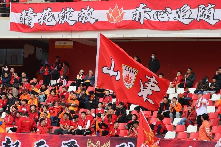 主場(chǎng)上萬(wàn)名球迷的吶喊助威，給山東體彩女足征戰(zhàn)女超增添了能量與動(dòng)力
