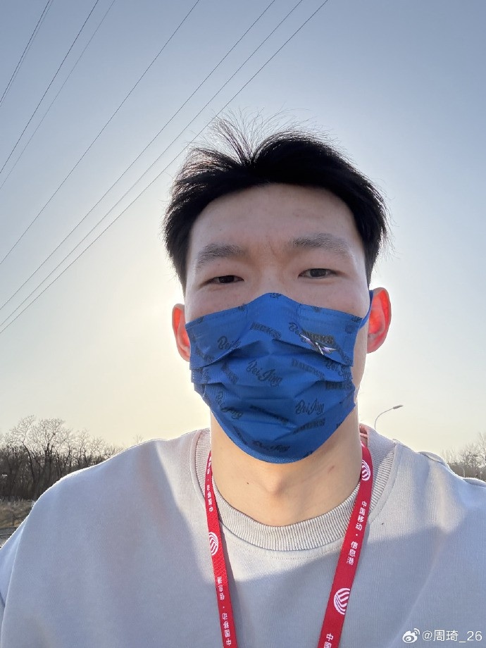 悠閑！周琦騎京牌電動車出行：太陽出來了 開京牌兜兜風！