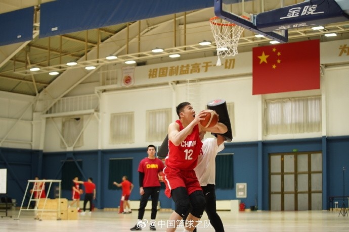 中國籃球之隊官博：大塊頭 大能量 祝李炎哲25歲生日快樂！