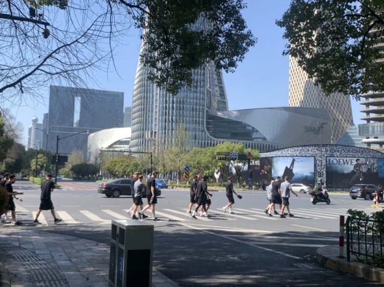 心態(tài)放松，有網(wǎng)友拍到澳大利亞隊(duì)早上在萬象城citywalk