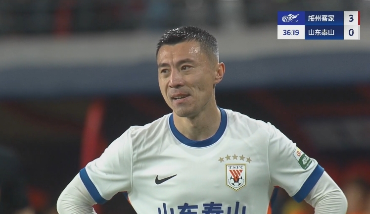 34分鐘0-3落后！36歲鄭錚苦笑36歲大雷沮喪 替補(bǔ)席黃政宇神態(tài)輕松