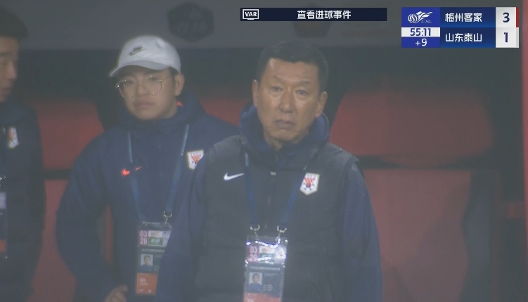 半場1-3落后遞補(bǔ)隊(duì)！場邊的崔康熙表情焦急
