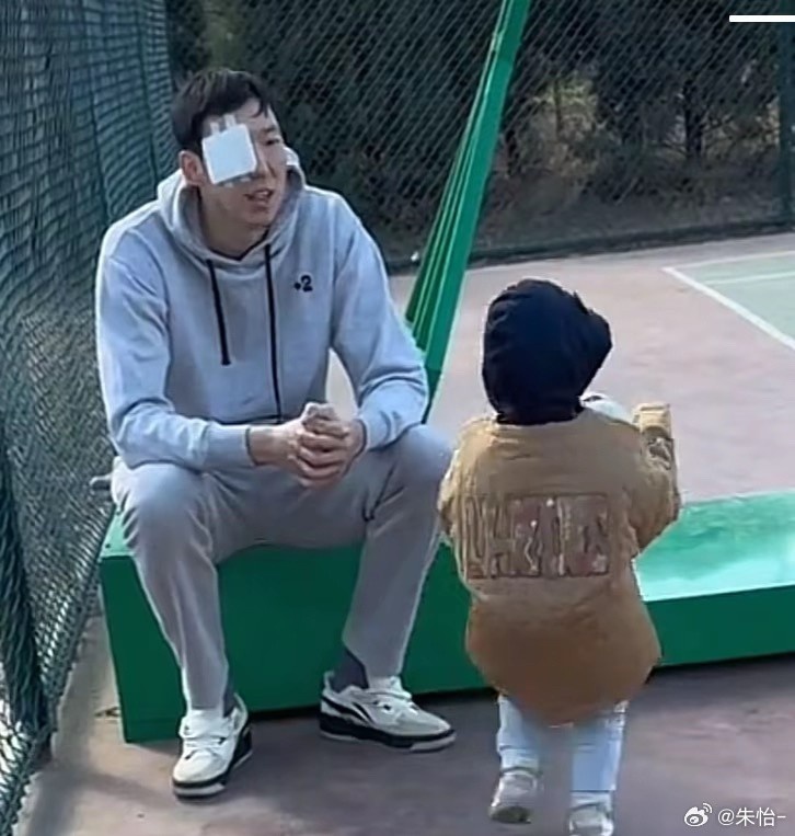 顧家好男人！記者曬出周琦手術(shù)后回歸家庭帶娃照片