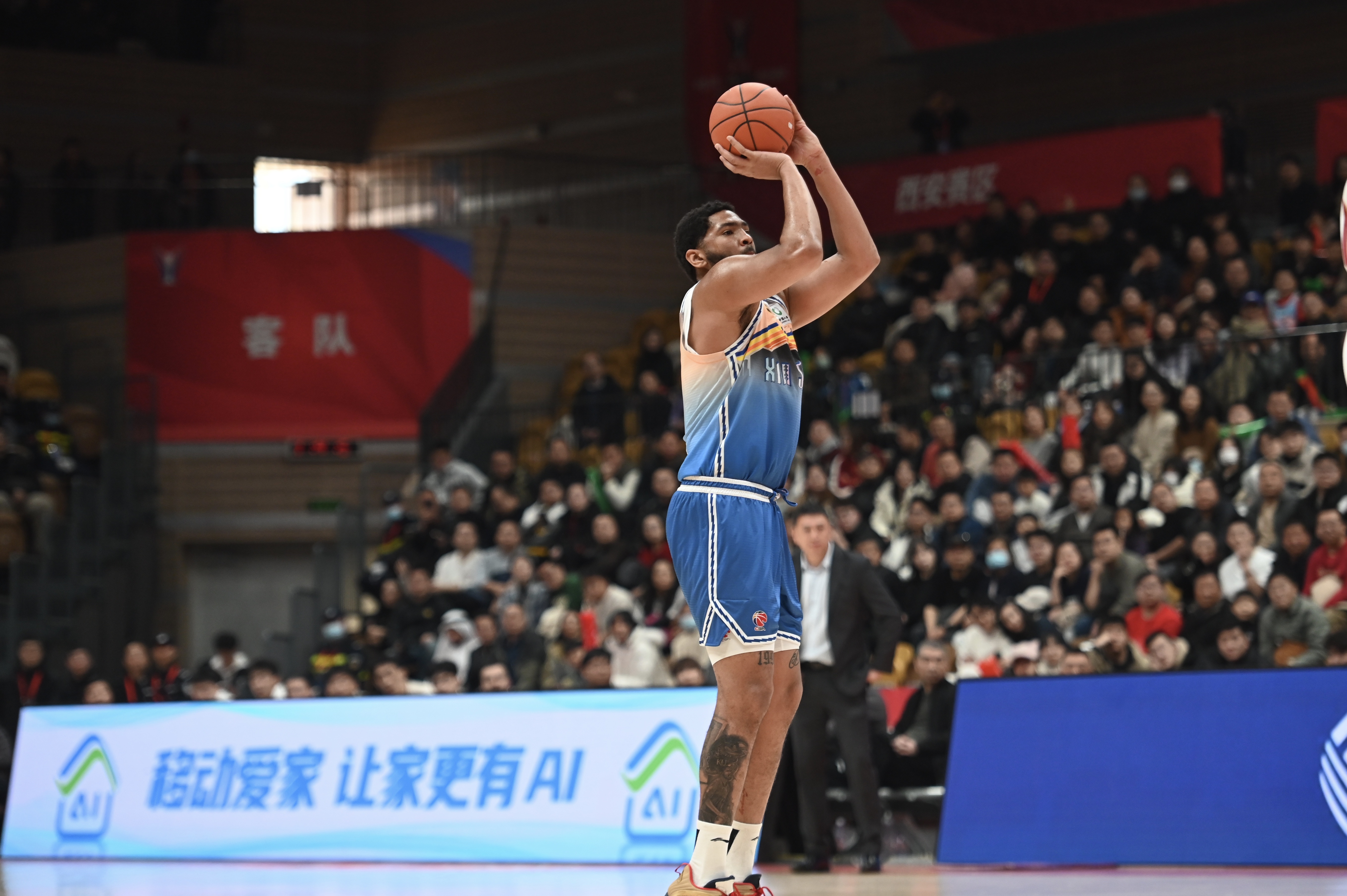 率先發(fā)力！新疆外援勞森首節(jié)7中5拿到11分 三分2中1