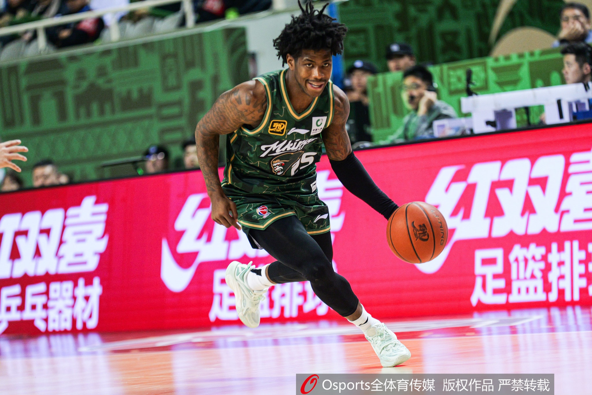 這外援猛得很！肯德里克-戴維斯16投12中&罰球18中15砍43分6板9助